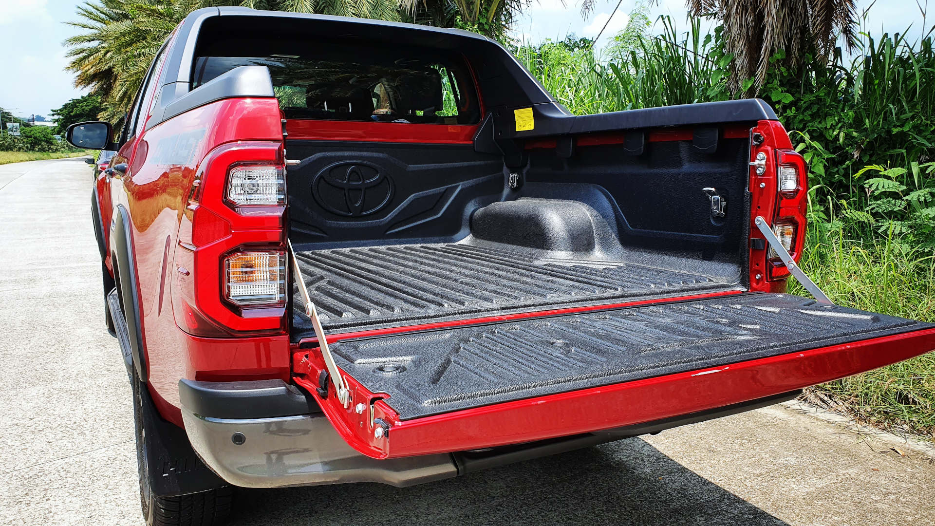 Rugged Ridge Tailgate Assists | 4wheelparts.com