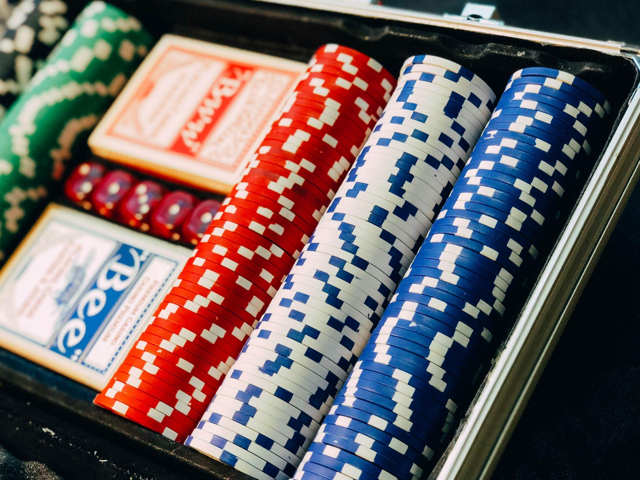 Things Poker Players Should Know About <a href='/poker-chip/'>Poker Chip</a>s Values & Colors - Opptrends 2022