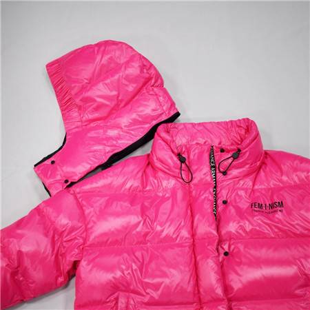 The fabric is made of high-grade polyester fabric, which is comfortable to the touch, wrinkle-resistant, abrasion-resistant, stiff and windproof. The lining is soft and not stuffy. Simple and casual style, with natural lines, and the hidden meat is thin.  Fabric: 100% polyester Lining: 100% polyester Filling: Customers can choose down, down cotton, DuPont cotton.  Clothes size: 42-50 yards. You can also order the required size according to actual needs.  Price: 210-350 yuan, choose different fillers, the price will be different.  Show details: