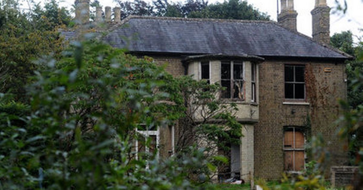 Photos show creepy abandoned mansion full of mould and mannequin parts | Metro News