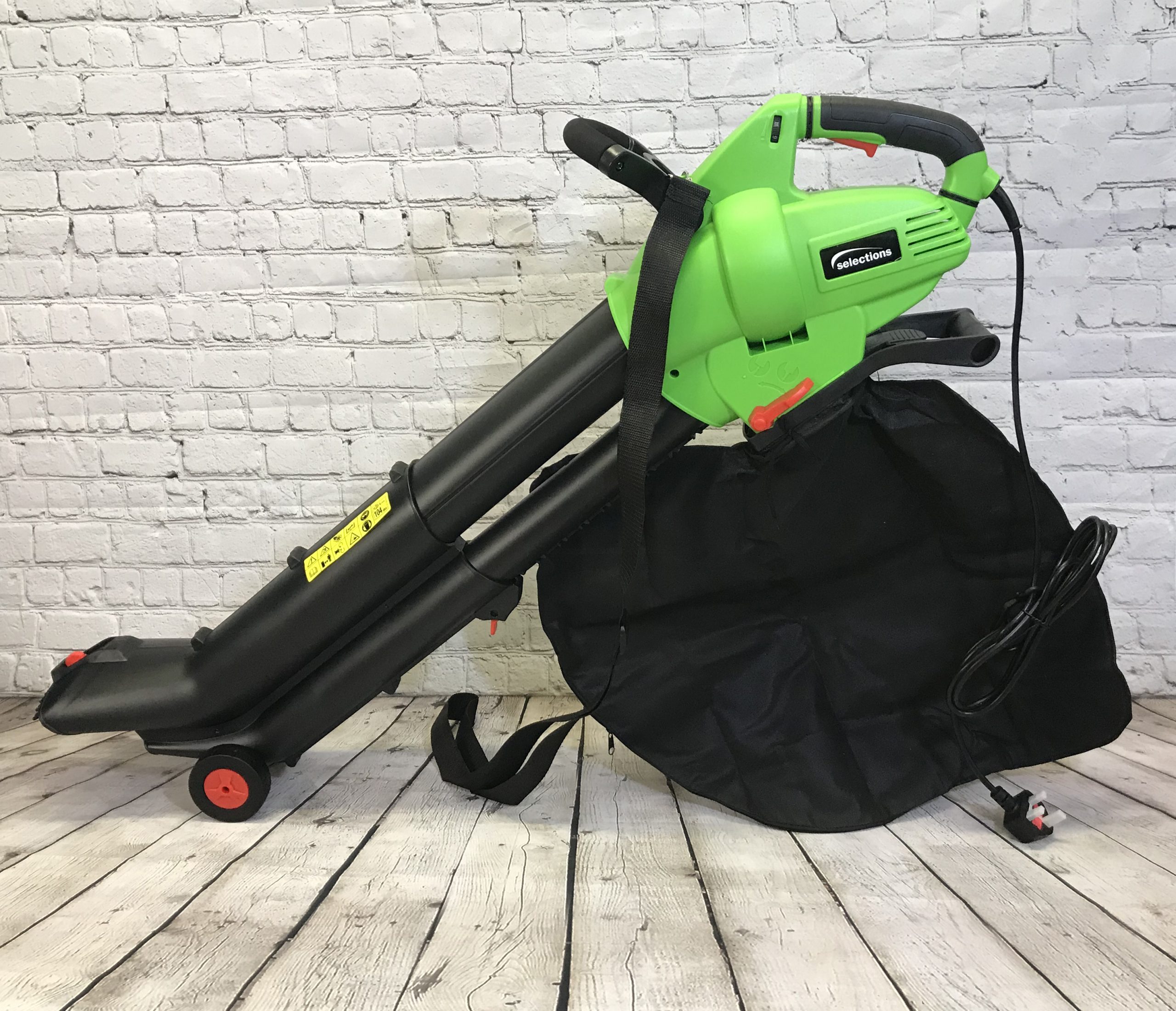 Leaf Vacuum 2600w Electric Garden Blower Hoover Vac Grass Hedge 35L Debris Bag | PetrolLawnMowers.org.uk