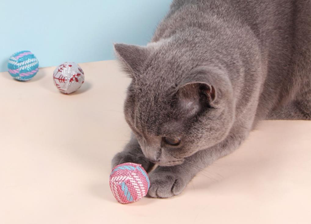 Color Christmas pet chew toy ball is made of high quality cotton material, soft handle, safe, non-toxic and environmental protection. In order to increase the attraction to cats, the addition of cat mint ingredients to improve cat excitement.  Good permeability PP cotton can also fully help cat mint release its smell, as the use of time, but also a good release of cat mint attraction.  The quality light pet toy ball can produce the very good interaction with the cat and dog, the snowflake, the color pattern and so on pattern adds the Christmas atmosphere.