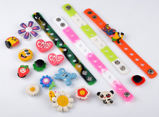 Promotional holes style  adjustable  bracelets ,  Colored Rubber Bracelets Metal Button