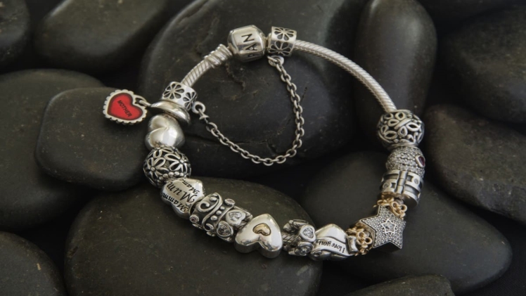 Charm bracelet - Wikipedia