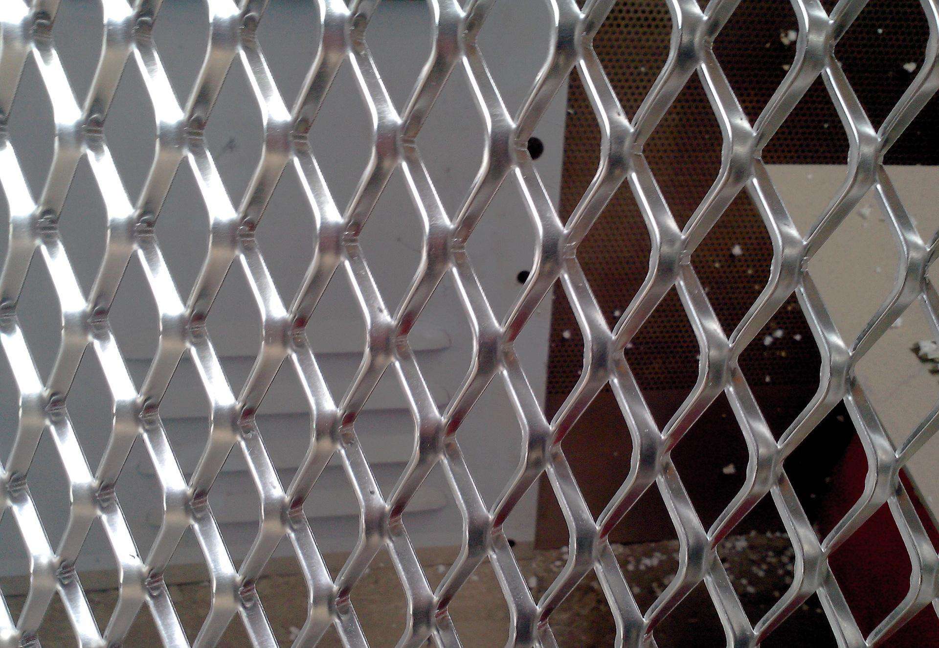 China Expanded metal Mesh can be unflattened or flattened in order to obtain a flat and smooth surface.