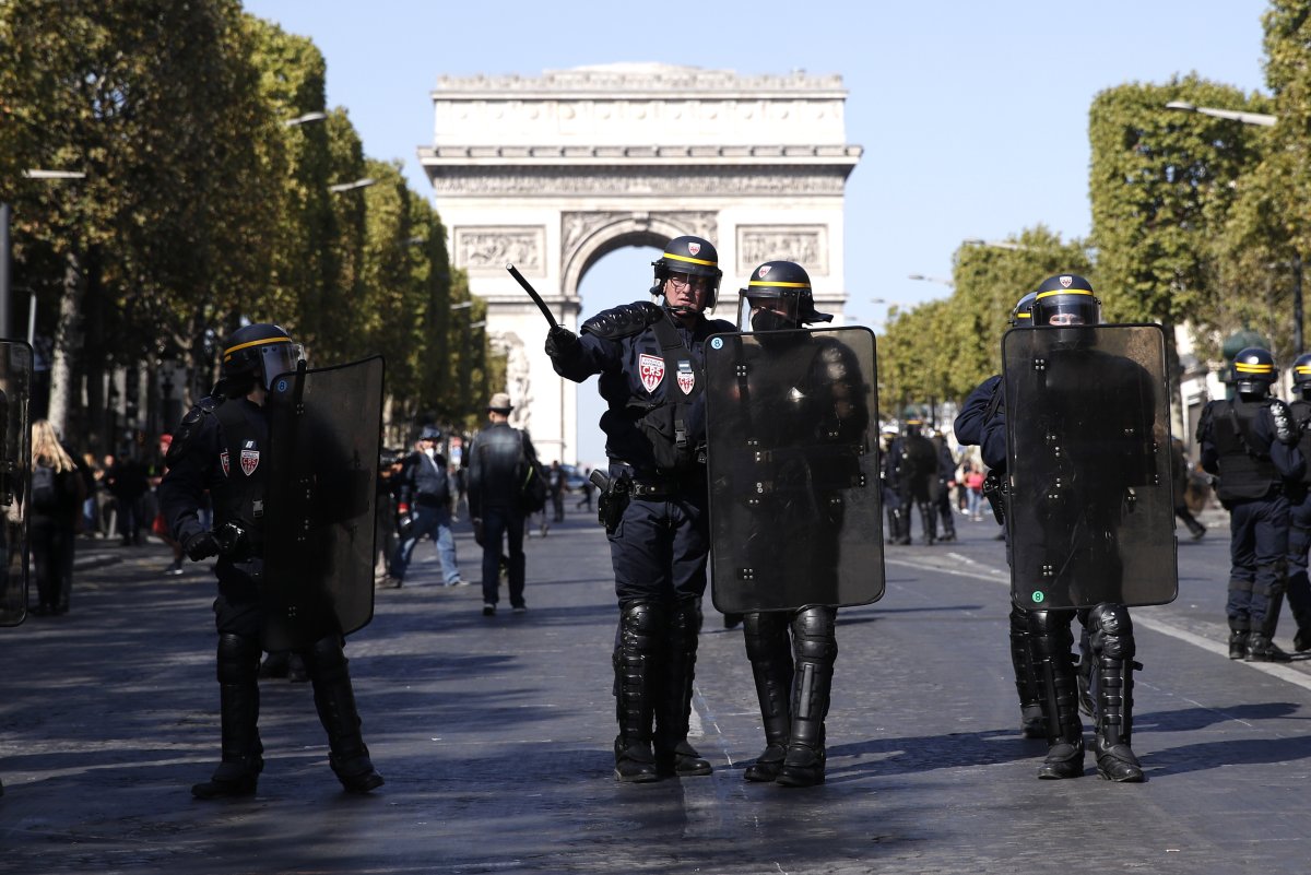 Yellow vest protesters in Paris heard encouraging police suicide prompts investigation - National | Globalnews.ca