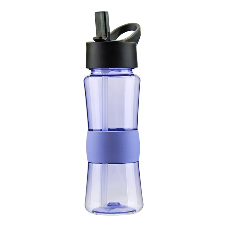 Customized 100% BPA free 700ml tritan water bottle with straw and silicone sleeve