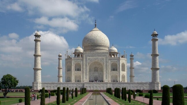 In ASI plan to conserve Taj Mahal: Shoe covers, switch to CNG in Agra : I_N_D_I_A