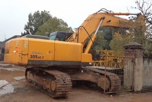 CG Robinson takes delivery of the first HX210A Hyundai crawler excavator in the UK | Constructionshows