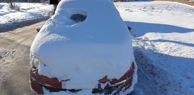 Police stop snow-covered car from driving along road in China